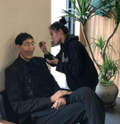 中国第一巨人因为身高而烦恼