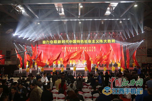 简陋中的庄重，开幕式的诞生