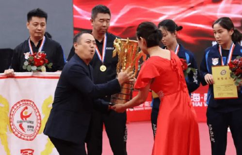刘国梁为莎头颁奖，拍拍脸颊太有爱