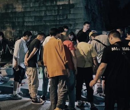 蒙面男子的秘密行动，凌晨的撬门疑云