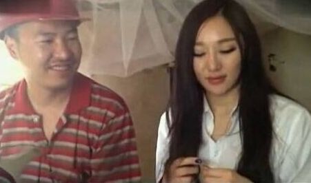 意外瞬间，女子晒背受伤记