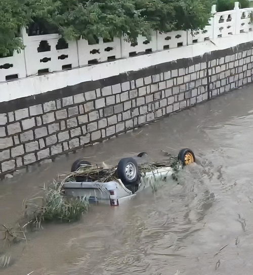超强暴雨突袭秦皇岛，车辆顺流而下的警示
