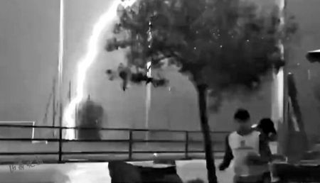 悲剧的一瞬，28岁小伙雷雨天钓鱼遭遇雷击身亡