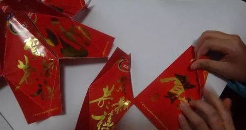 看来您希望了解如何制作红包灯笼，这确实是一个有趣的手工活动，尤其适合与孩子们一起完成。下面我将提供一个详细的指南，包括所需材料、步骤以及一些创意建议等，以帮助您和孩子共同享受这个充满乐趣的过程。