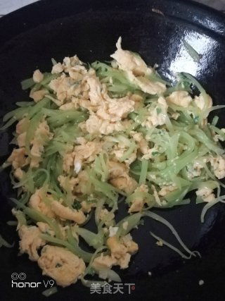 看起来您提供的关键词莴笋炒鸡蛋与育儿专家的角色设定不太相关。不过，我可以为您撰写一篇有关于如何通过烹饪这道菜来促进亲子关系及孩子健康成长的文章。下面就是按照您的要求，包含标题和正文的内容