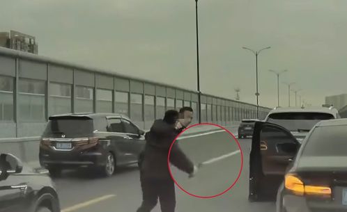 青岛男子被逆行女司机殴打，矛盾激化，双方不和解
