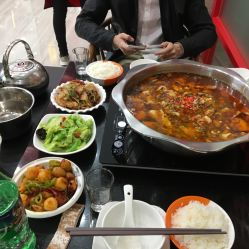 育儿与家庭时光，共享美味酸菜鱼火锅，增进亲子关系