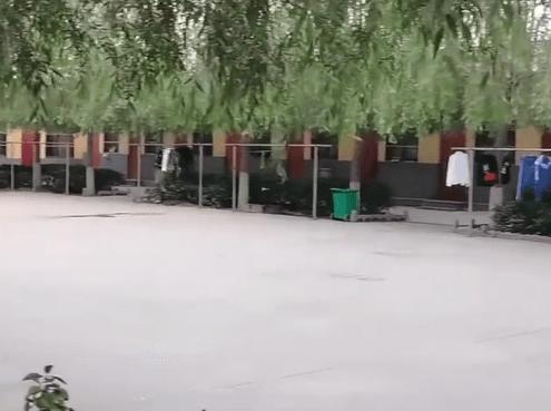 教育局回应学生被迫到操场就餐，保障学生权益，优化就餐环境