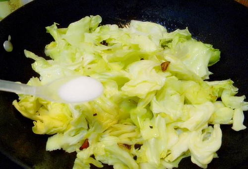 育儿专家视角下的亲子烹饪活动——以酸辣包菜为例