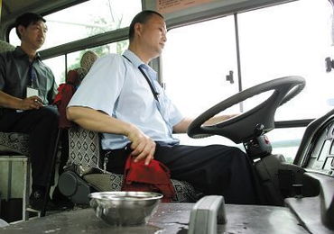 暴雨中的英勇，女公交司机救人被急流冲走的瞬间