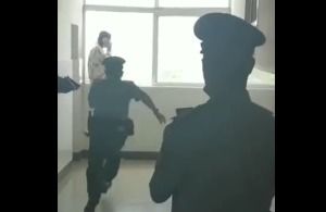 悲剧中的复杂情感，女子求男友安慰被拒绝后跳楼身亡
