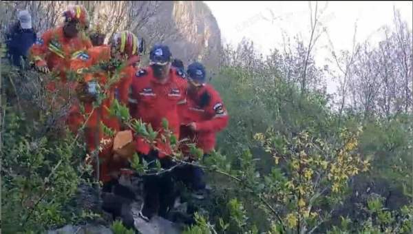 游客景区失足坠崖，救援队宣告生命逝去