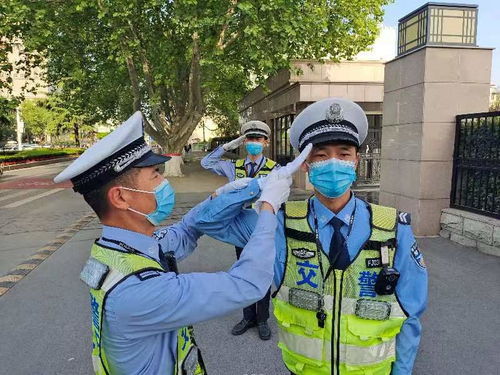 美国警察扮成大公鸡街头执法，探讨执法形象与公众认知的微妙关系