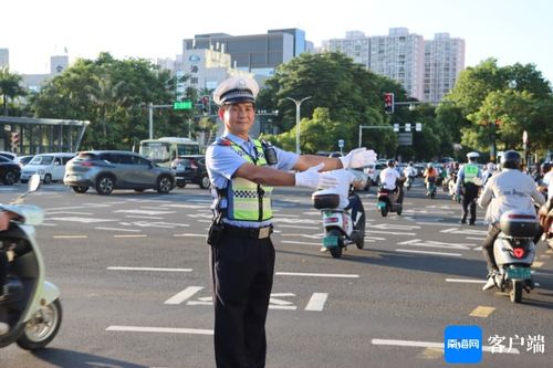 美国警察扮成大公鸡街头执法，探讨执法形象与公众认知的微妙关系