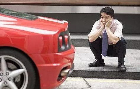 小哥误撞奔驰喜事连连，车主免赔偿称结婚叫我