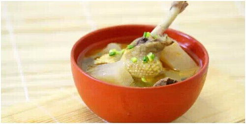 营养与美味并存——酸萝卜鸭子汤的育儿饮食指导