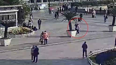 上海外滩特警小姐姐执勤，安全感拉满的魅力瞬间