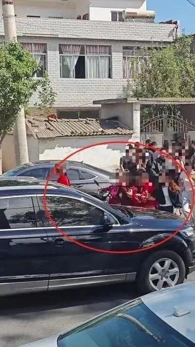 新娘哥哥阻拦婚车，临时加彩礼18万，透视婚礼的金钱与亲情