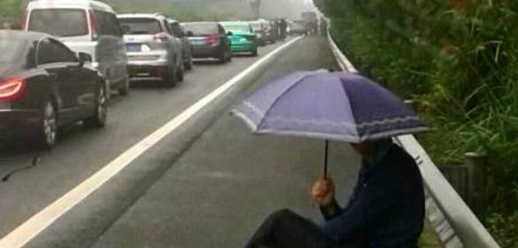小伙返程遭遇堵车，老妈后备箱的饭菜成救命稻草