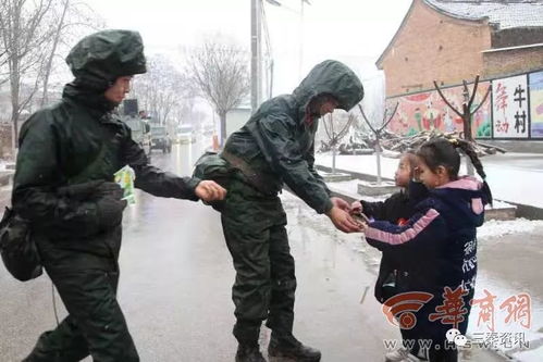 小女孩景区奇遇，紧抱武警大腿的温暖求救