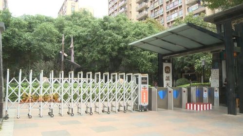 物业温情回应，外卖员小区门口下跪背后的理解与关怀