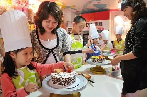 育儿专家谈，如何在家庭亲子活动中融入柿饼制作，增进亲子关系