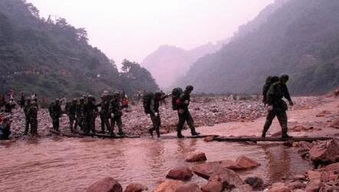 部队穿越哀牢山现场画面，忠诚与勇气的赞歌