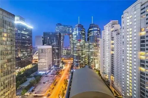 深圳楼市热潮再起，超2000人争抢192套房源，背后的市场逻辑与购房者心态探析