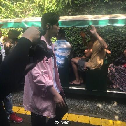男生偶遇七胞胎逛商场，一场震撼人心的奇遇