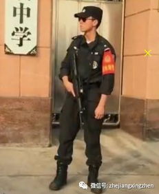 晓华理发店门口的特警执勤，守护平安的静默力量
