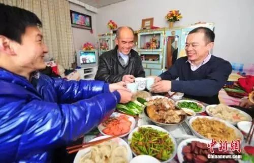食堂员工吵架打翻饭菜 校方回应，加强管理与心理疏导，确保校园和谐