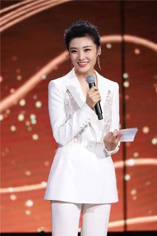 52岁董卿近照曝光，岁月沉淀下的优雅与从容