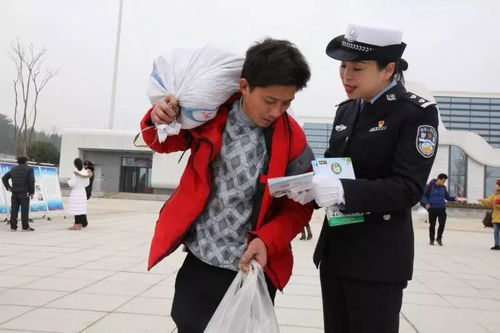 女孩退伍归家，家人提前1小时车站的深情守候