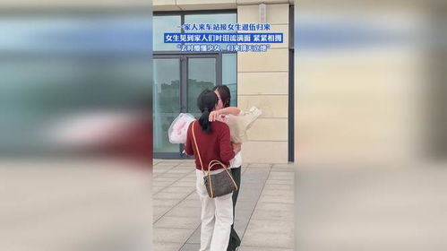 女孩退伍归家，家人提前1小时车站的深情守候