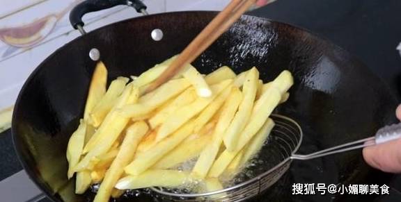 轻松炸出金黄酥脆薯条，不用冷冻也能美味满分！