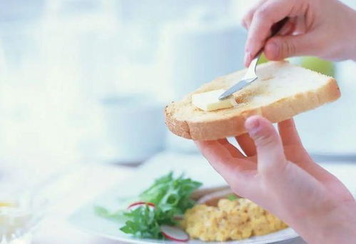 医生建议吃完早餐再刷牙，探究背后的科学道理与生活实践