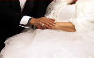 新婚尴尬瞬间，新郎没拉裤子拉链，新娘机智应对与情感共鸣