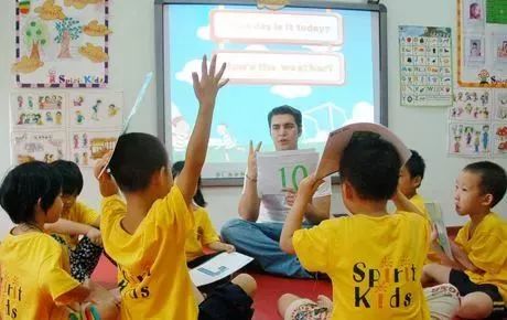 在游乐区中学习英语，让孩子在游戏中自然掌握语言技能