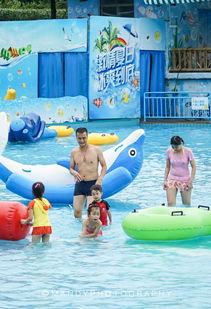 水上乐园，儿童与水的互动游戏活动