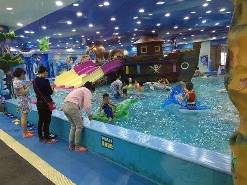 水上乐园，儿童与水的互动游戏活动
