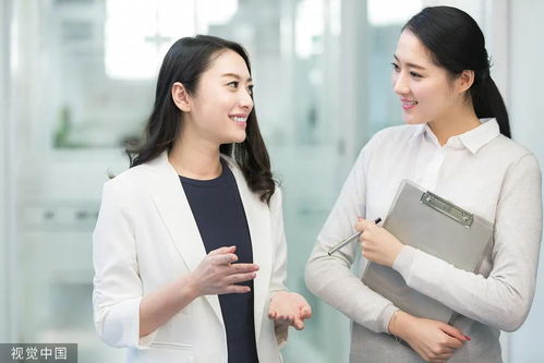 高情商回复别人的赞美：轻松应对各种场合，告别尴尬瞬间