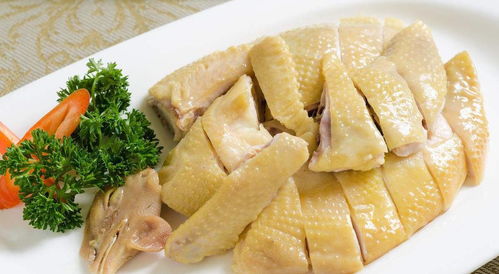 白切鸡的制作过程全攻略：从选鸡到蘸料，轻松做出皮脆肉嫩的粤式美味