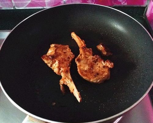 烤羊排的做法：从腌制到烤制，轻松掌握外焦里嫩的秘诀