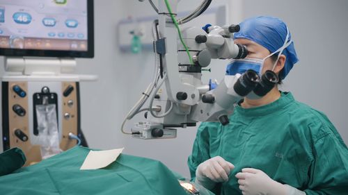 杨文利：眼科专家如何用AI与创新技术解决白内障手术难题，让患者重获清晰视界