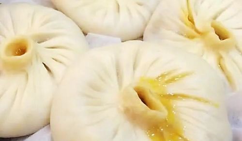 灌汤包制作全攻略：从起源到创新，轻松在家做出爆汁美味