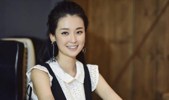 吴瑕从弄堂女孩到演员的成长之路：揭秘她的童年梦想与演技突破