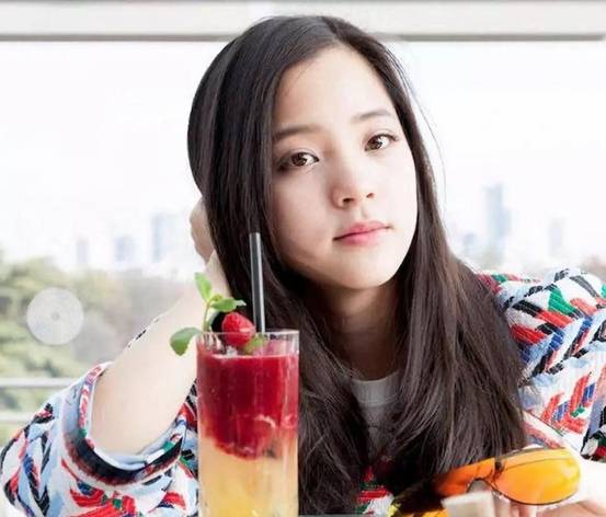 吴瑕从弄堂女孩到演员的成长之路：揭秘她的童年梦想与演技突破