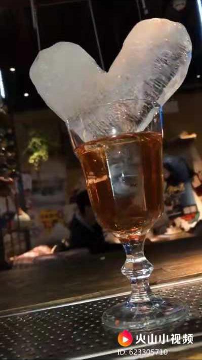 调酒入门到精通：轻松掌握鸡尾酒制作技巧，享受舌尖上的魔术表演