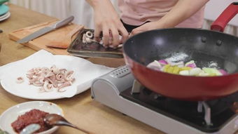 铁板鱿鱼制作全攻略：从选购到烹饪，轻松在家享受街头美味