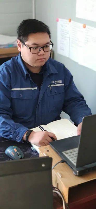 郑毅的蜕变之路：从普通技术员到行业标杆，揭秘如何通过执着细节与持续创新重塑行业标准